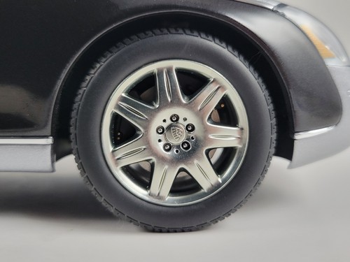 AUTOart 1:18 Maybach 62 LWB Diecast Model | Himalayas Grey / Caspian Black - Picture 20 of 22