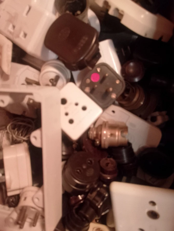 Изящный винтажный JOB LOT «MK» розетки бакелит MK - Изображение 3 из 3