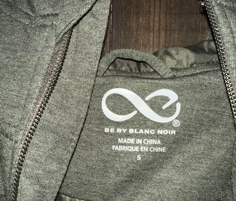 Colete Be By Blanc Noir feminino pequeno com capuz acolchoado verde oliva em excelente estado usado - Imagem 3 de 4