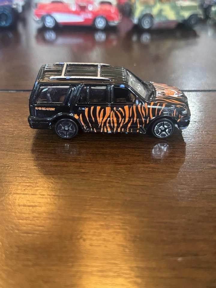 MotorMax Lincoln Navigator 1/64 Diecast Negro con Orange Tiger Tampo Foto 2 de 4
