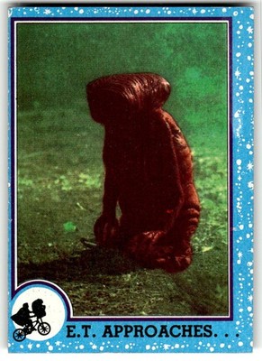 1982 Topps E.T. the Extra-Terrestrial Card #9 E.T. Approaches