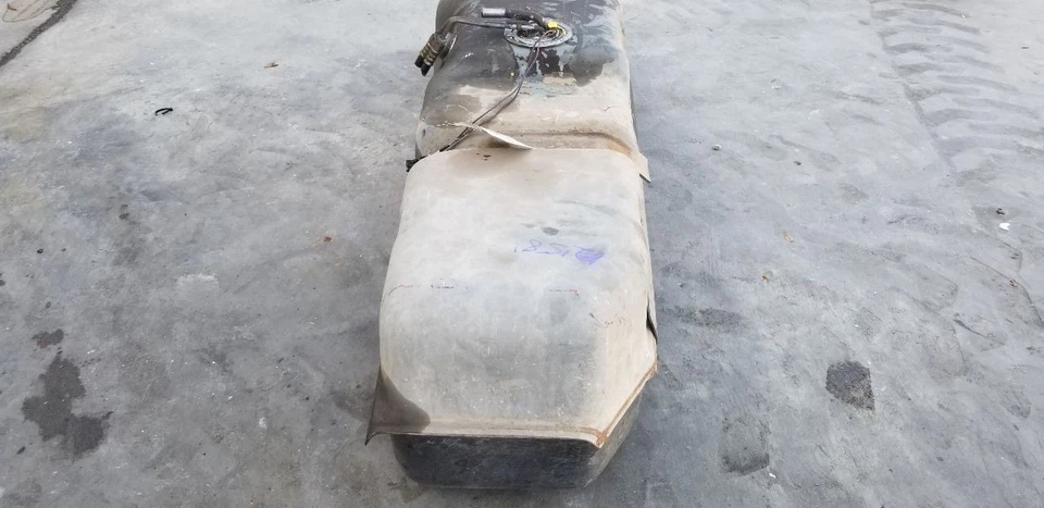 95 CHEVY TRUCK 3500 6.5L DIESEL FUEL TANK *LOCAL PICKUP ONLY* Foto 4 de 4