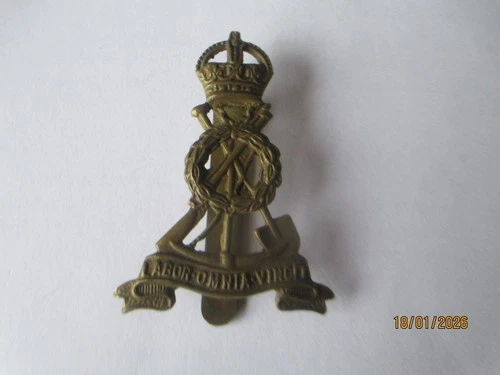 BRITISH ARMY ; rROYAL PIONEER  CORPS WW2    BRASS CAP BADGE