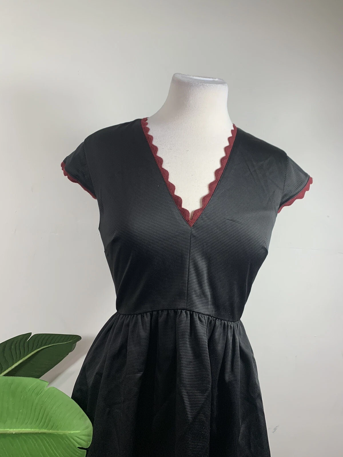 Abito Kate Spade New York nero a forma di V taglia 4