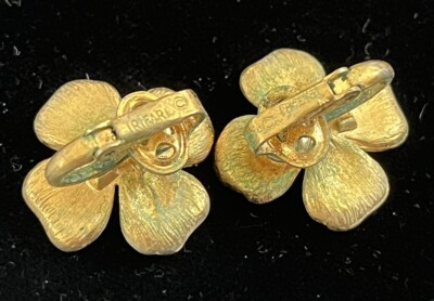 Vintage Trifari Signed Gold Tone White Enamel Dogwood Flower Clip