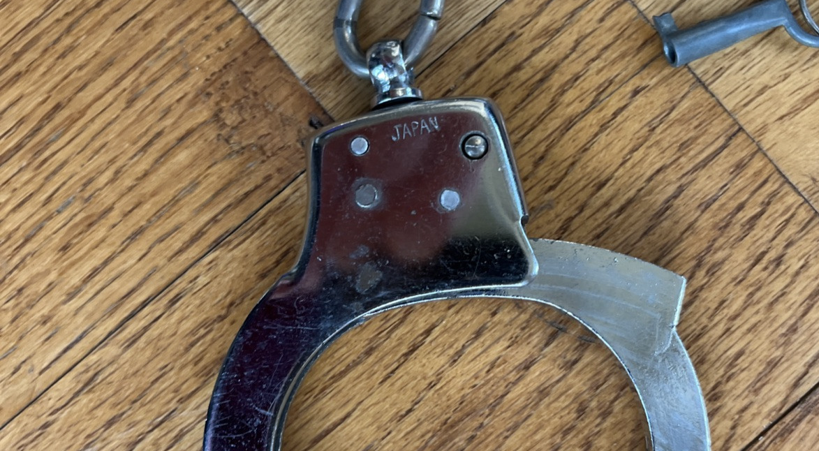 希少　手錠　HANDCUFF 鍵付き 金属製　日本製　昭和　当時　ビンテージ Vintage handcuffs. Made in Japan | eBay