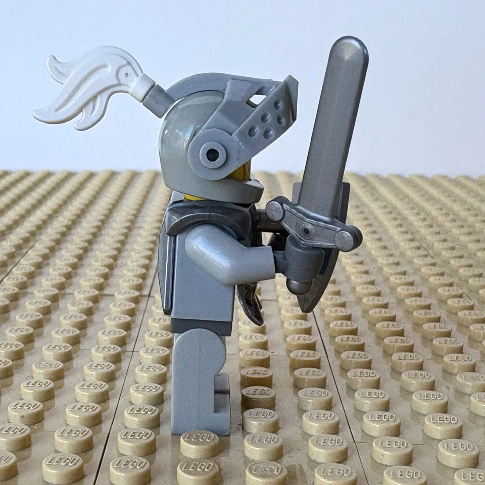 LEGO Minifigures: Heroic Knight, SWORD, SHIELD, col09-4, 71000, SERIES 9, 2013 - Image 3 of 4