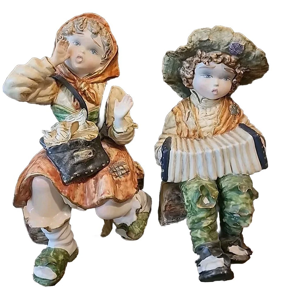 Par de estatuillas de porcelana Capodimonte "NIÑO / ACORDEÓN ~ NIÑA / PERIÓDICOS" Foto 3 de 4