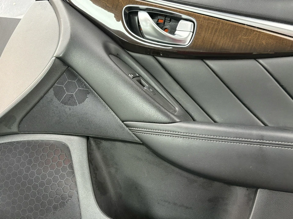 2014-2017 INFINITI Q50 Front Right Passenger Side Door Panel Cover. Foto 2 de 3