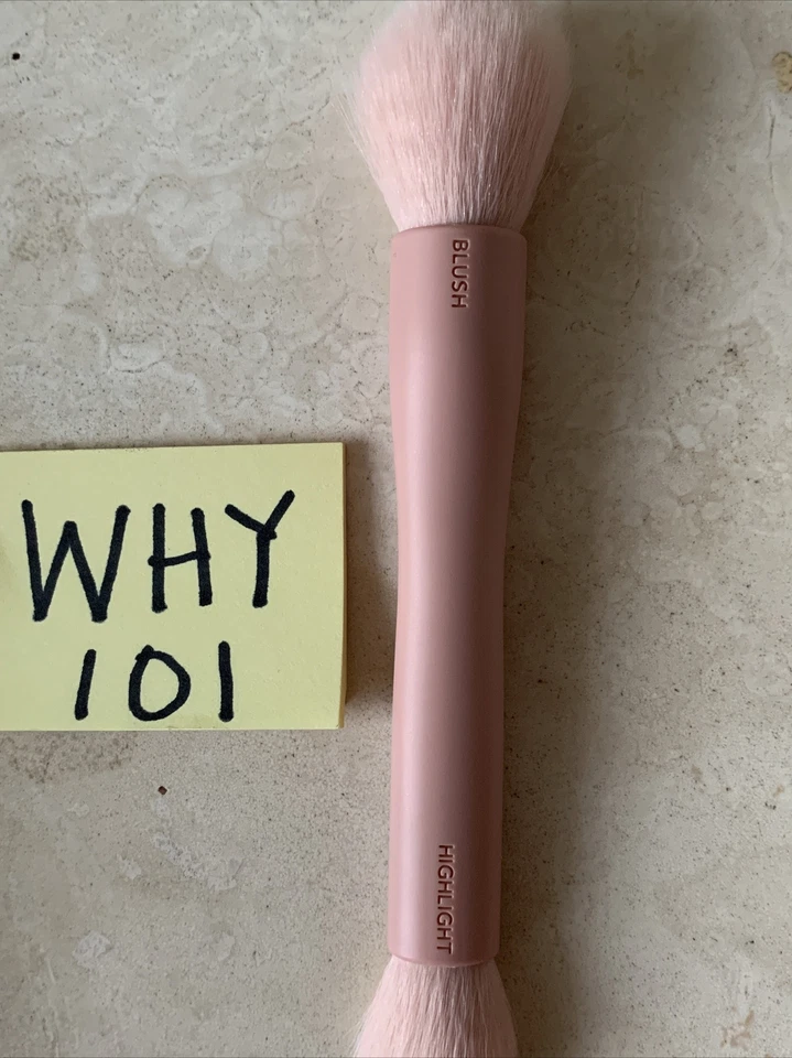 Cepillo de cosméticos Persona doble iluminador y cepillo de rubor: bolsa sellada rosa suave $24 Foto 3 de 4