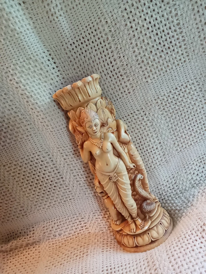 De colección. Jarrón de resina tallado a mano para diosas budistas indias Guanyin. Intrincado. Foto 3 de 4