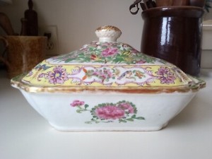 Chinese Porcelain Dish Covered Juane Famille Rose