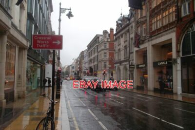 FOTO BOND ST W1 BEI STARKEM REGEN AUFGENOMMEN IN DEN JAHREN ALS VERSCHIEDENE PUNKTE IN CE