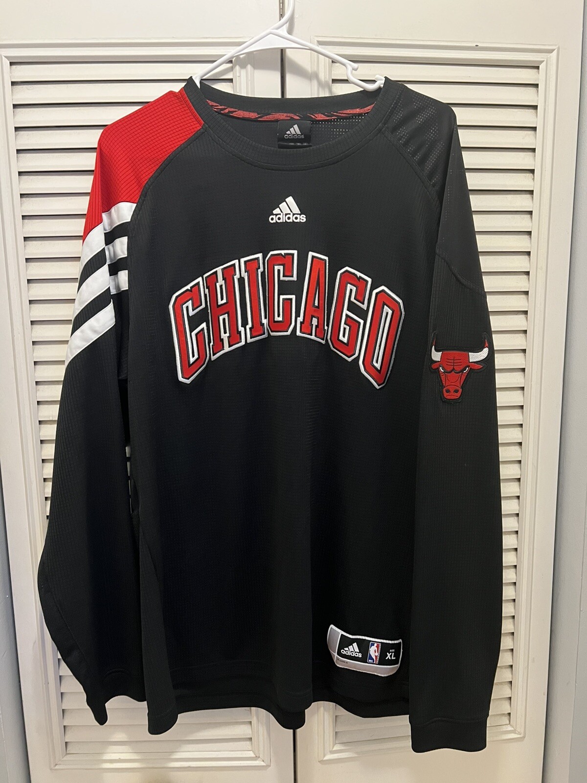 Chicago Bulls XL Mens Jersey with Embroidered Patch and Colorblock Design