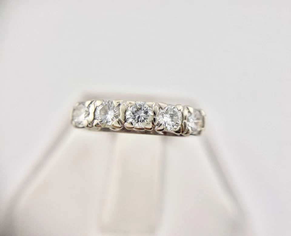 Anillo de boda vintage de oro blanco de 14k con diamantes redondos naturales Foto 3 de 4