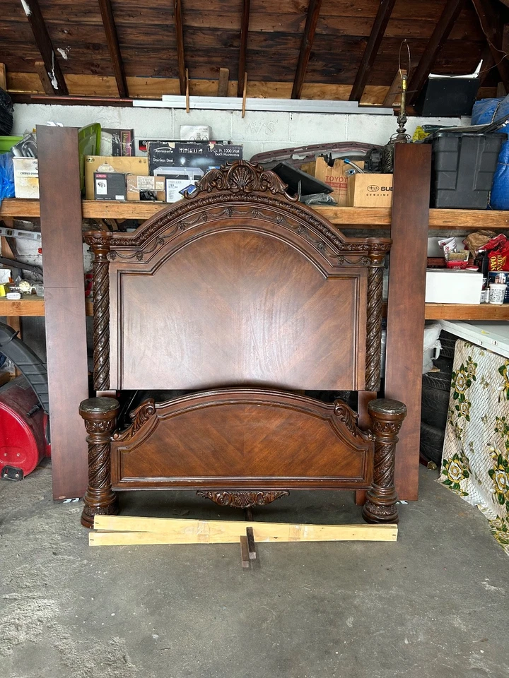 B553-254 Ashely Furniture Northshore-Tablero de pie con panel Queen marrón oscuro Foto 2 de 4