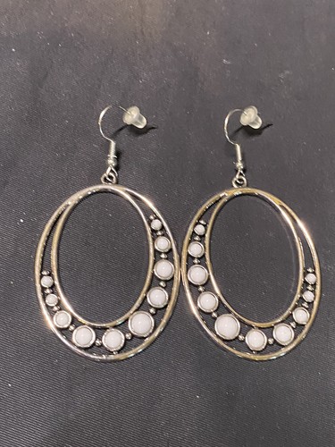 VINTAGE SILVER TONE DANGLE EARRINGS 2.5” FAUX WHITE STONES  - Foto 1 di 5