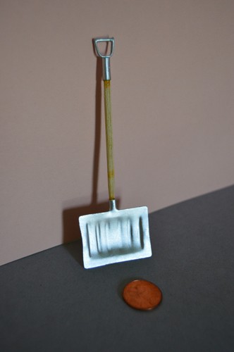Miniature Snow Shovel in 1:12 doll scale - Picture 2 of 6
