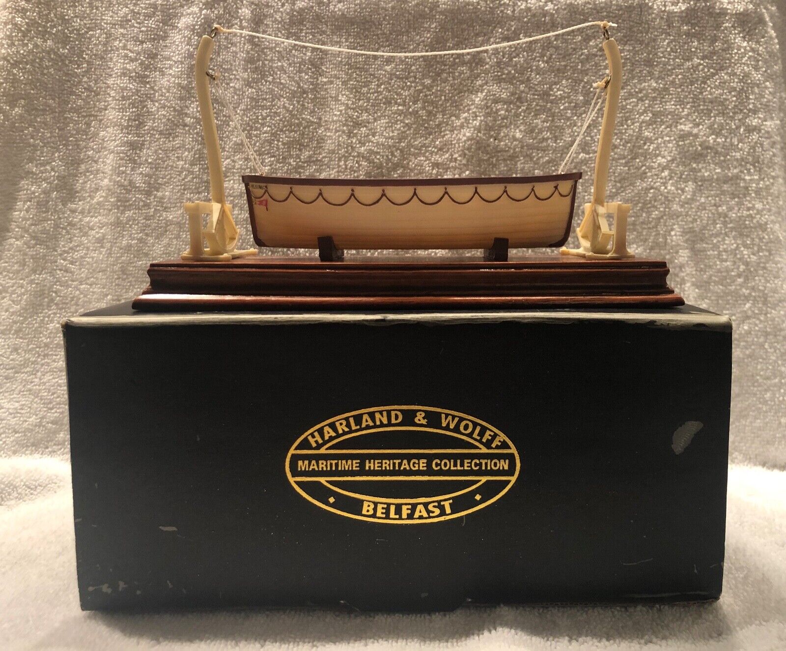 TITANIC..HARLAND & WOLFF LIFEBOAT MODEL PART OF THE MARITIME HERITAGE COLLECTION