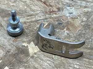 Pfaff ++ Nähfuß mit Schraube für Nähmaschine PFAFF 90