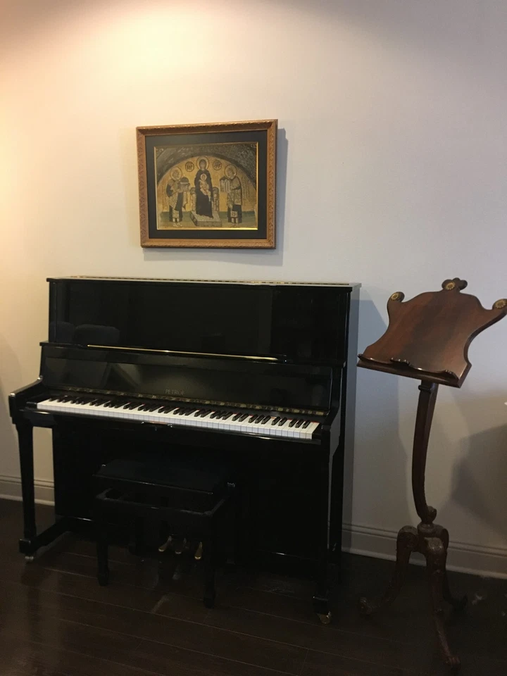 Piano vertical Petrof negro usado - Excelente estado Foto 2 de 2