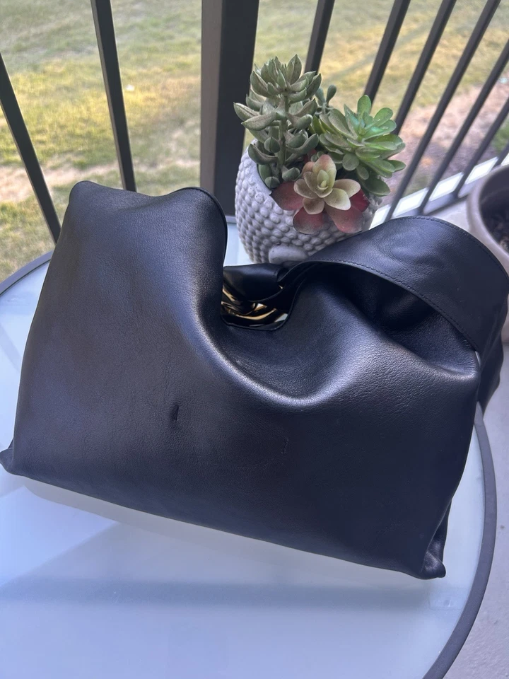 Bolso hobo/hombro JW Anderson pequeño de cuero con cadena Foto 3 de 4
