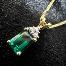 10K ŻÓŁTO-BIAŁE ZŁOTO - SZMARAGD CHATHAM + ŚREDNICA (,54 ct) NASZYJNIK WISIOREK / L 16''