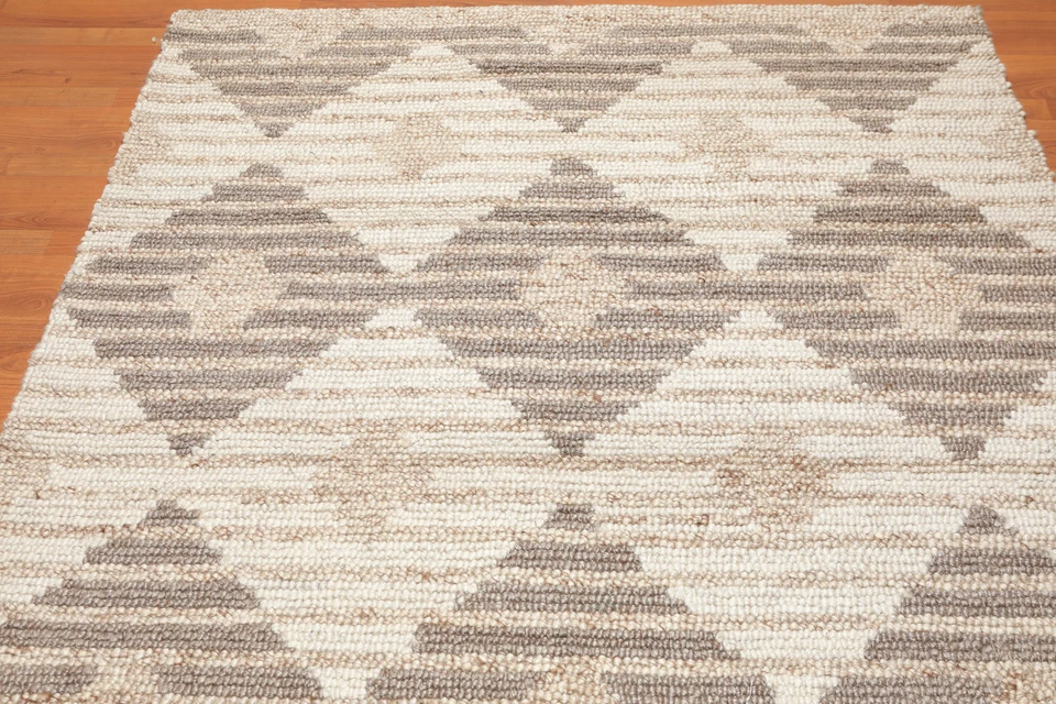 Alfombra contemporánea beige contemporánea de 5'4" x 7'6" hecha a mano con estampado geométrico de lana Foto 3 de 4