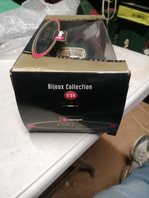 Burago 1502 Italie Jaguar XK 120 Roadster 1948 Vert 1:24 Style Solido  - Photo 3/4