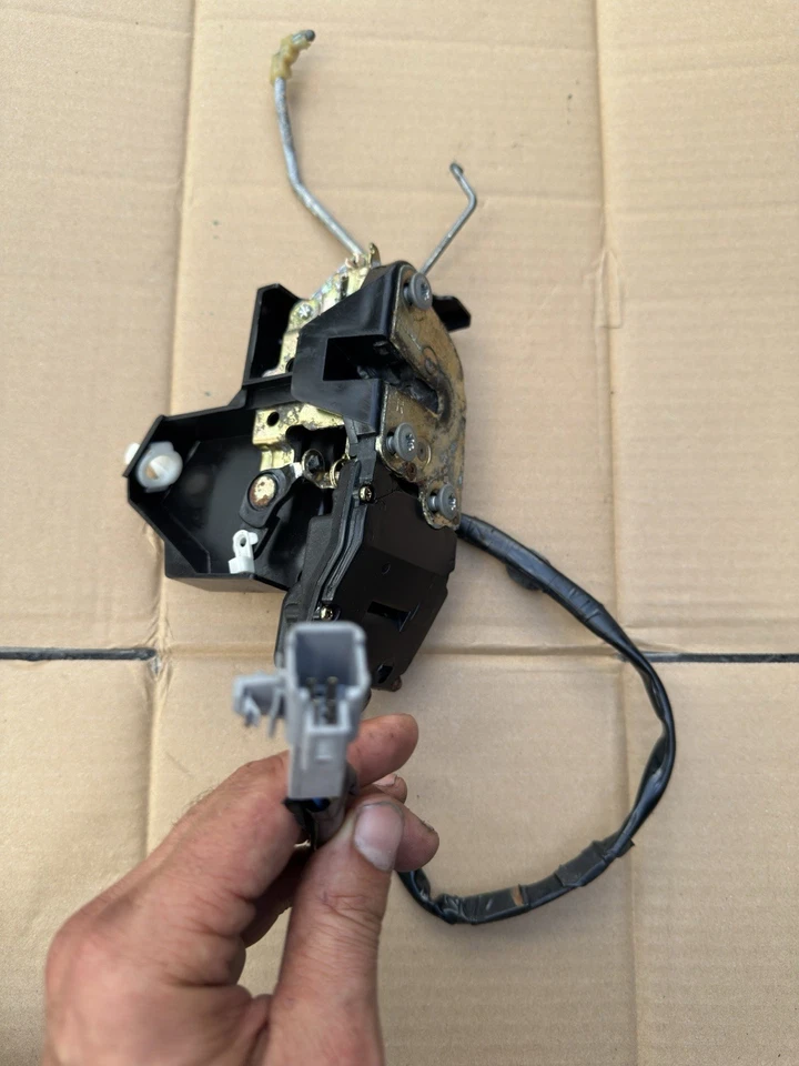 Actuador de bloqueo de puerta lateral pasajero delantero derecho Toyota Avalon 95-99 PROBADO POR FABRICANTE DE EQUIPOS ORIGINALES Foto 3 de 4