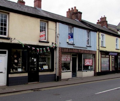 Photo 6x4 Closing down sale, 39 Bridge Street, Usk Usk/Brynbuga In Novem c2016