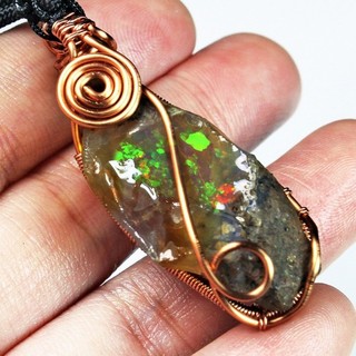 Ciondolo avvolto in filo di opale nero africano 35 ct grezzo UPRH48