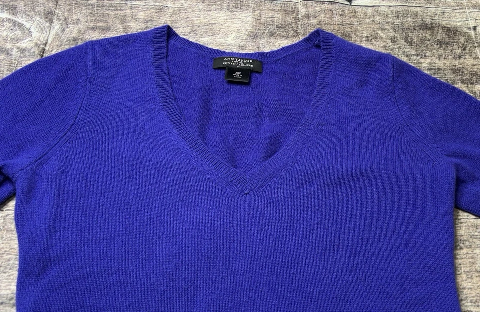 Suéter Ann Taylor Cashmere Feminino XS Colher Decote V Roxo Pulôver Manga Longa - Imagem 4 de 4