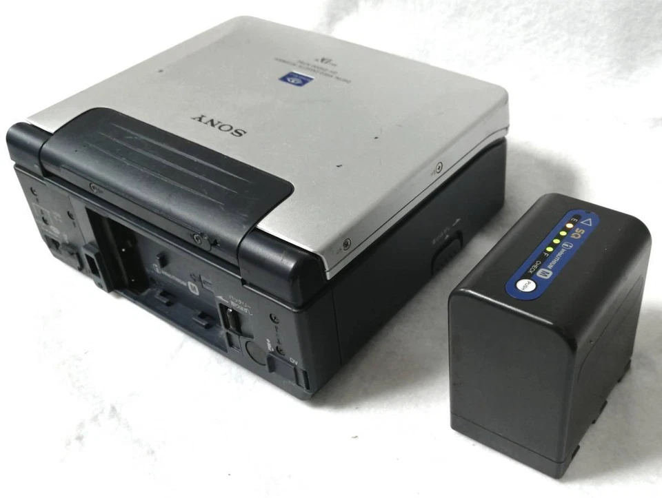 SONY MiniDV VCR GV-D1000 with 1 x genuine battery (NP-QM91D)  sterilized Japan - Image 4 of 4