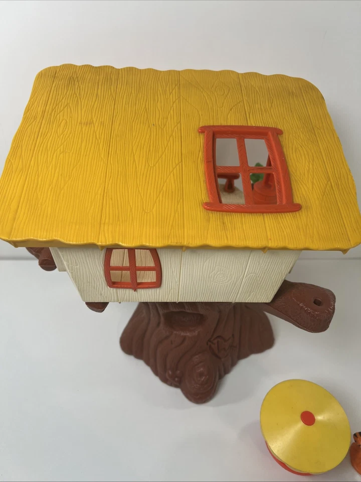 1975 Hasbro Tree House with Tigger & Winnie the Pooh Figures & Umbrella Table! - Image 4 of 4