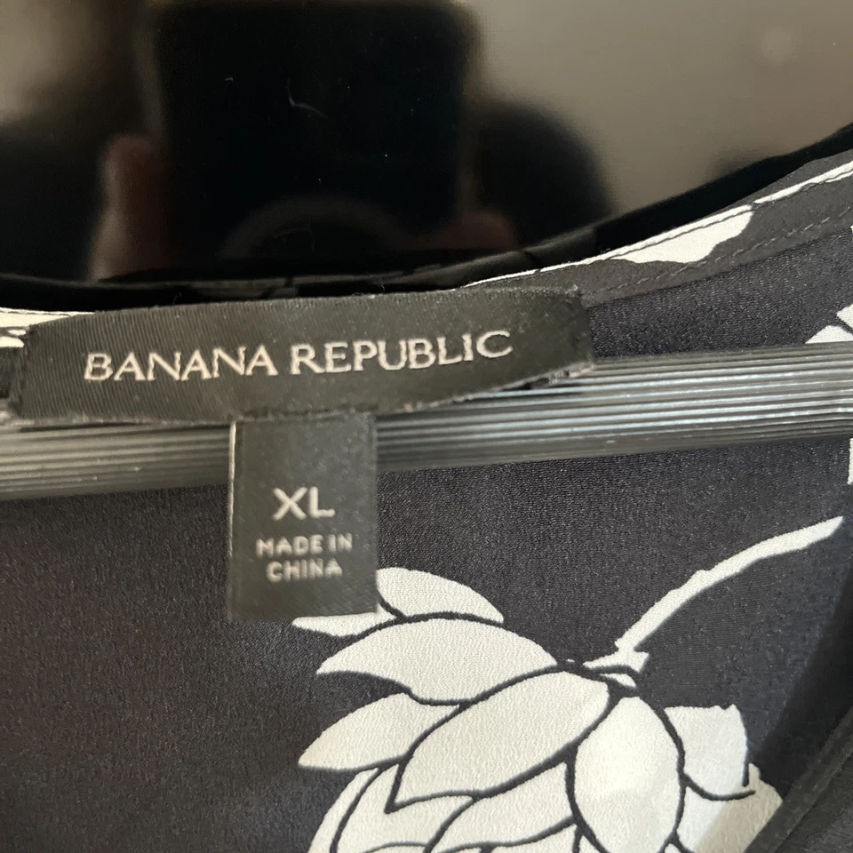 Banana Republic женщин без рукавов блузка M цветочный черный белый оборкой шеи EUC - Изображение 4 из 4