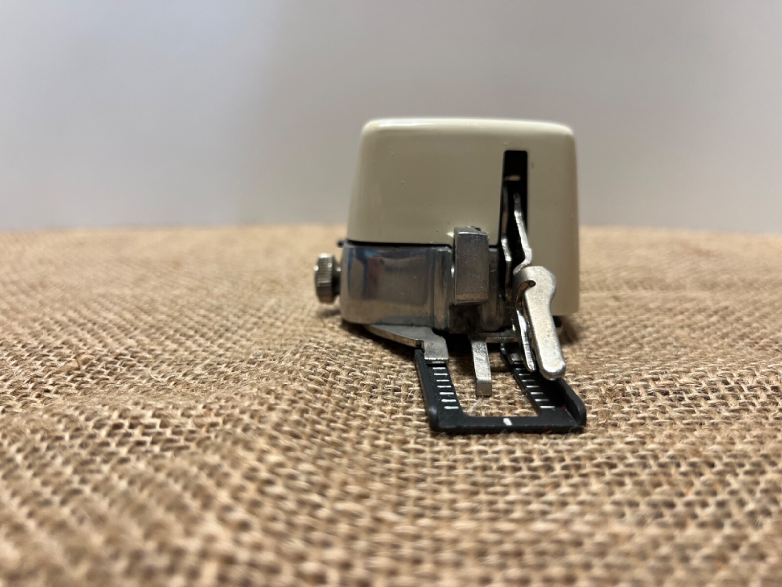 VTG SINGER PROFESSIONAL BUTTONHOLER #381116 -FOR SLANT NEEDLE ZIG ZAG MACHINES