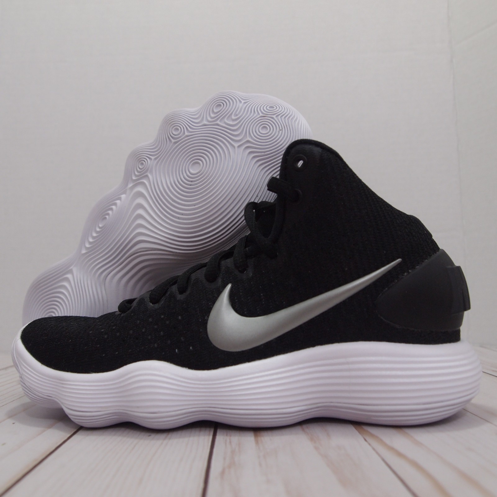 Nike Women's Hyperdunk 2017 Size 5.5 Black Silver Basketball Shoe Nike Women's Hyperdunk 2017 Size 5.5 Black Silver Basketball Shoe