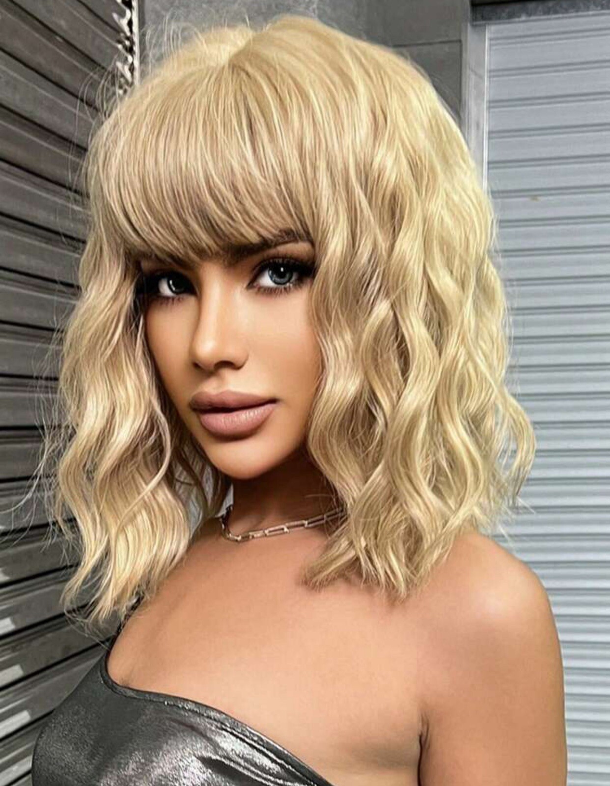 Perruque courte blond platine bouclée à frange pour changer de look en soirée