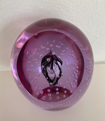 Reflektierender Amethyst Glas Briefbeschwerer - kontrolliertes Blasengitter & aufgehängter Kern