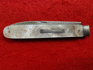1833 HM ENGRAVED SILVER BLADE CARVED MOP SCALE KNIFE OXLEY SHEFFIELD (464A)
