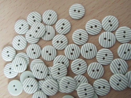 50 Pastel Green & White Striped Sewing Buttons Baby Children Craft 15mm U16 - Picture 1 of 1