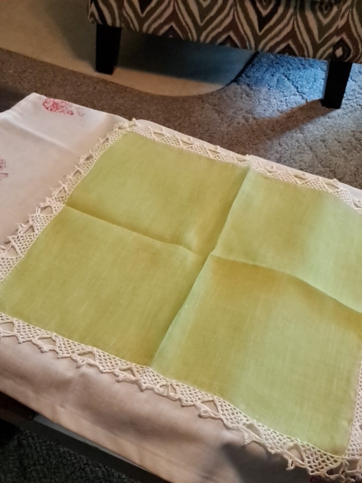 VINTAGE GREEN LINEN HANKY W/BEAUTIFUL BEIGE CROCHET TRIM EXCELLENT