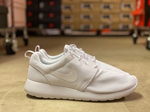nike roshe one triple white