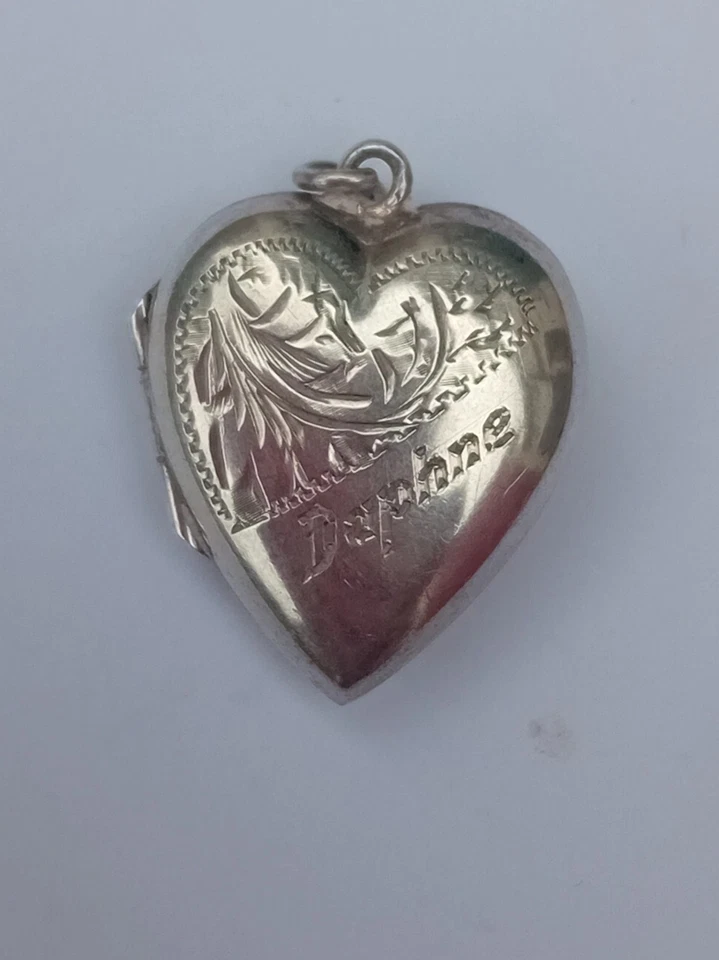 Vintage Sterling Silver Engraved Daphne Xmas 1954 Heart Photo Locket Pendant 4g - Image 3 of 4
