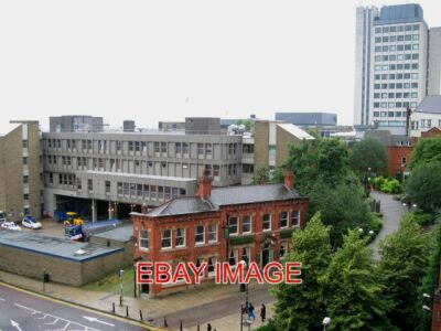 FOTO OLDHAM POLIZEISTATION DAS GRAUE DREISTÖCKIGE GEBÄUDE MIT UNTERIRDISCHER PAR