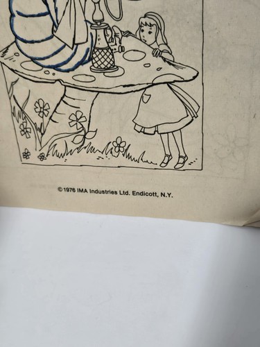 Libro a colori VINTAGE 1976 Alice nel paese delle meraviglie alcune pagine colorate buone condizioni - Foto 3 di 7