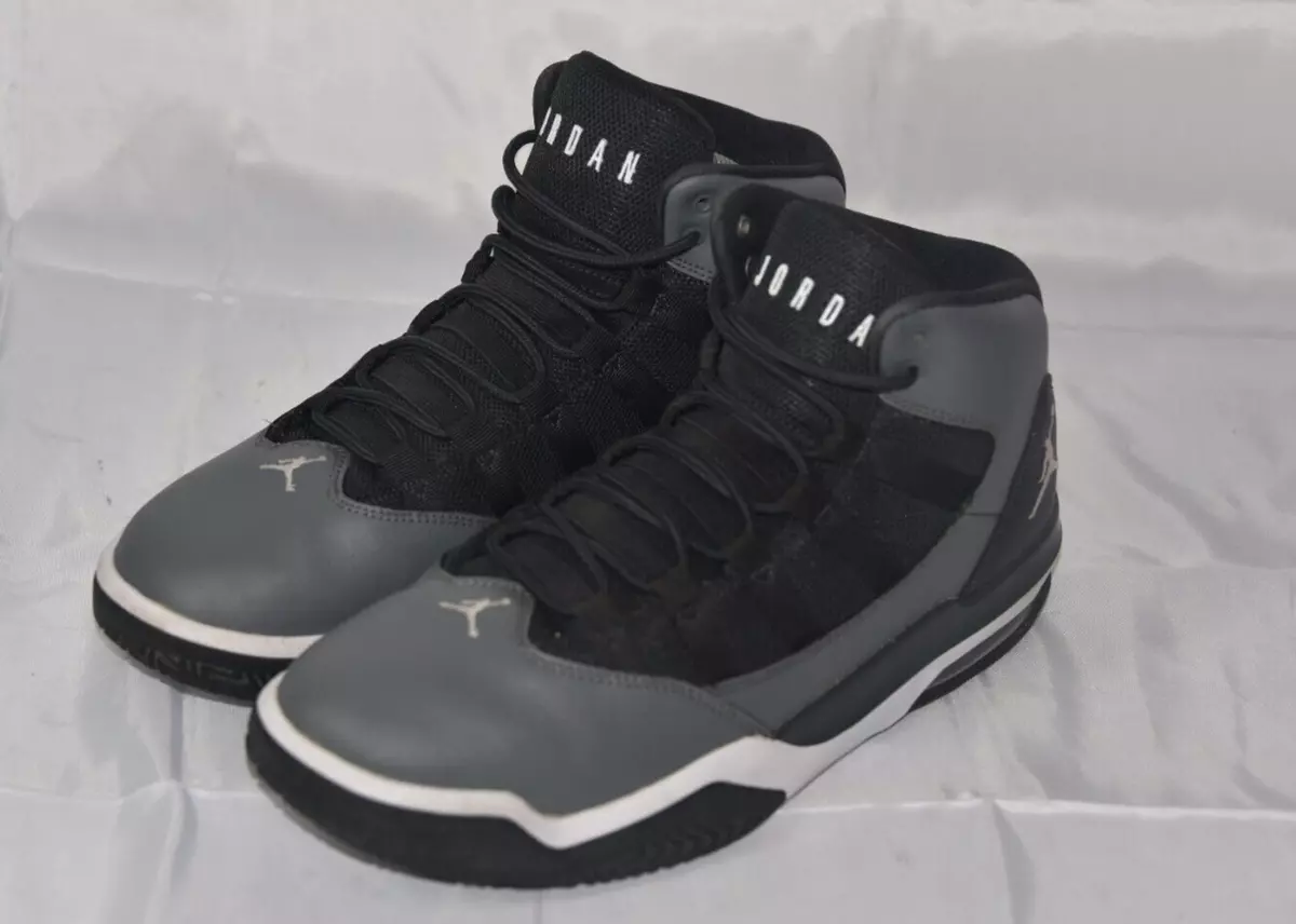 Air Jordan Max Aura Mid Trainer Grey Mens Size UK 9 China 2019