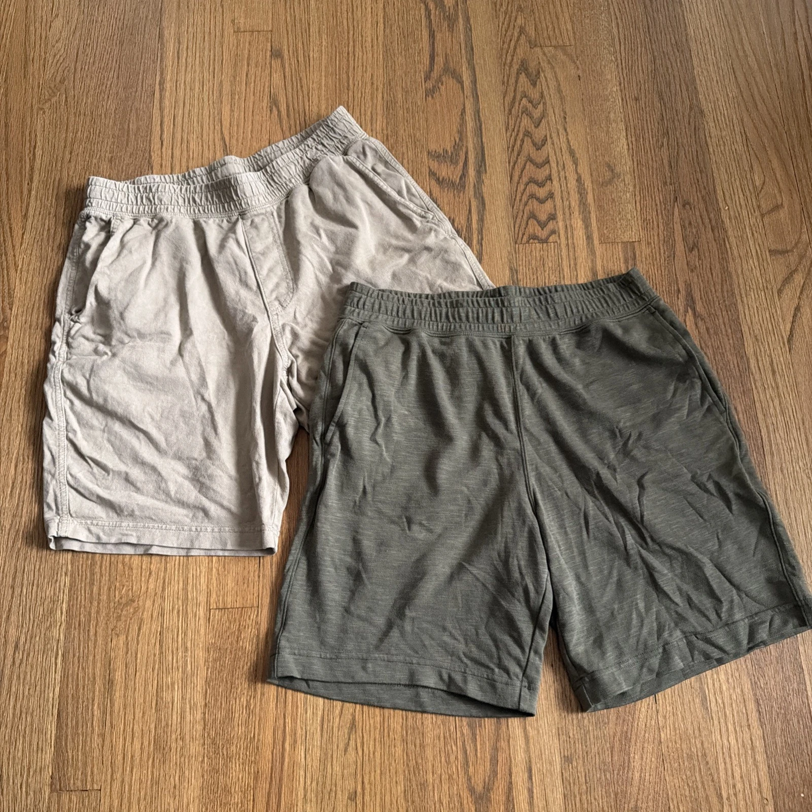 2x Uniqlo Shorts Cotton Khaki and Olive Green Mens Sz Medium (Lot of 2)
