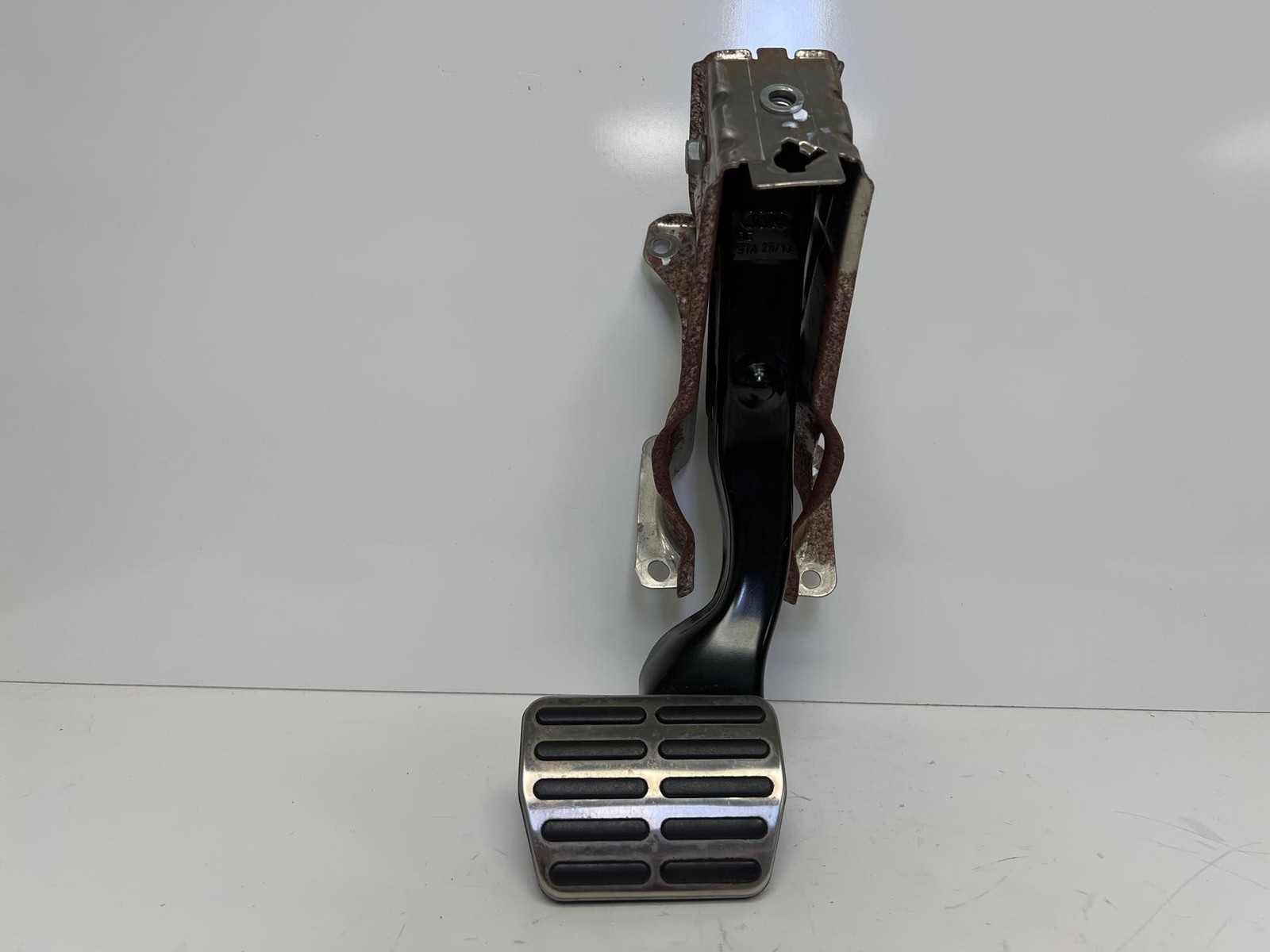 423723057F 2008 - 2015 AUDI R8 FRONT LOWER BRAKE PEDAL ASSEMBLY OEM (MK)